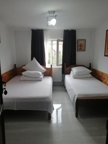 1 double bed, 1 twin bed