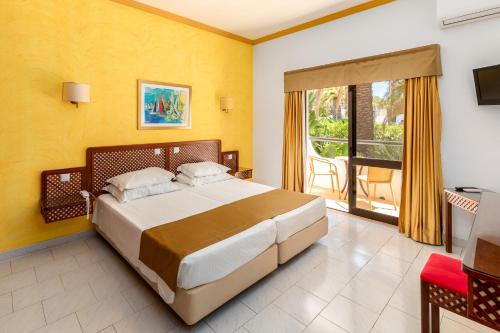 2 twin beds