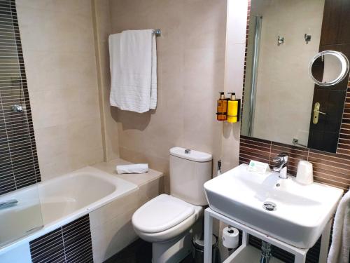 Double or Twin Room with Balcony image 4