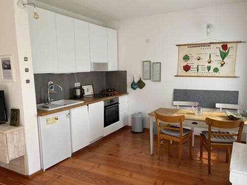 virtuve, Holiday apartment Weinberghäusle (Holiday apartment Weinberghausle) in Sasbach am Kaiserstuhl