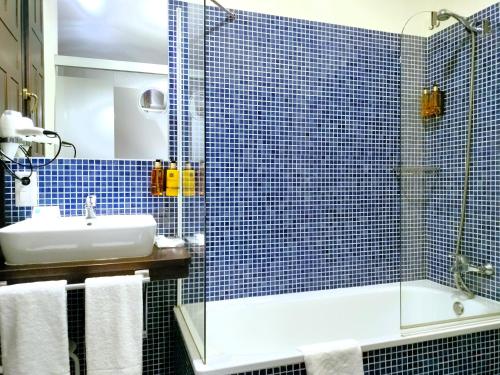 Double or Twin Room image 3