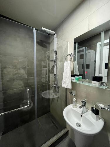 Luxury 6BR 240sqm Apartment in Vere Tower Perfect for Groups in Tbilisi – Tbilisi, MA