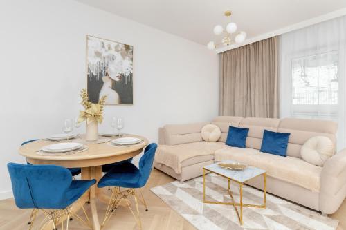 Bright Beige Apartment with Furnished Balcony and Parking in Gdańsk by Noclegi Renters, Gdańsk