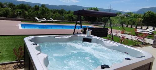泳池, Villa Sky D 9&1 with tennis court and heated pool in 奧米斯