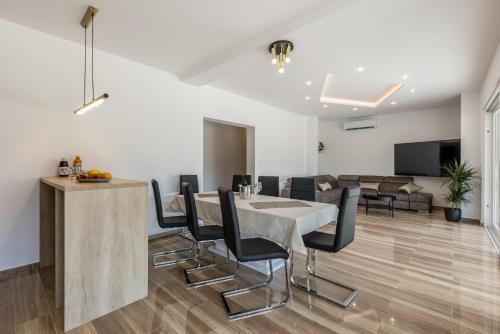 Villa Sky D 9&1 with tennis court and heated pool in 奧米斯