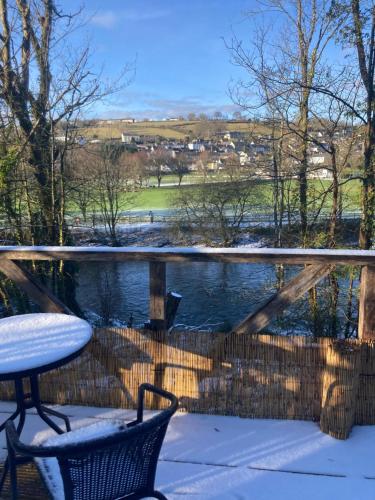Honey Bee Cabin in Llandysul