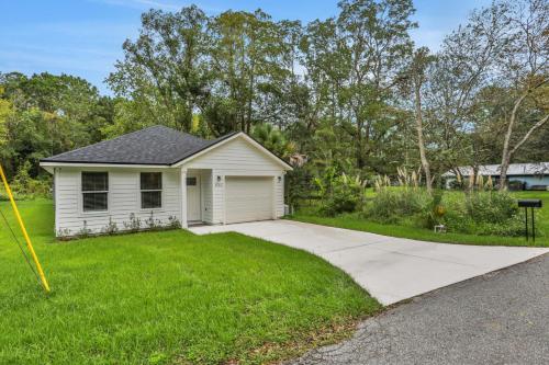 Charming Oasis Near Downtown and Beach in Other