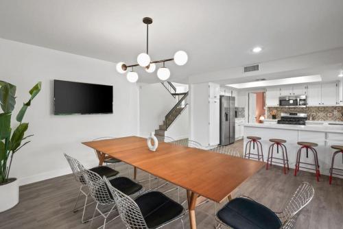 The Modern Indio Large Family Home With Pool and Spa - Miniatura 4