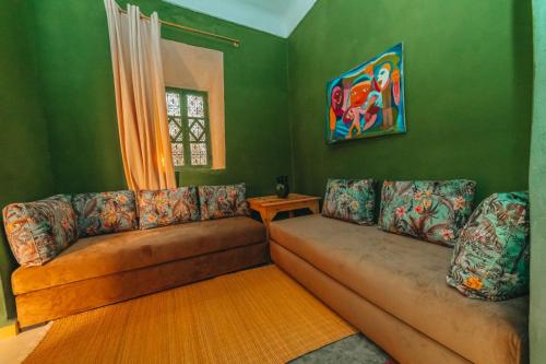 room detail thumbnail 2