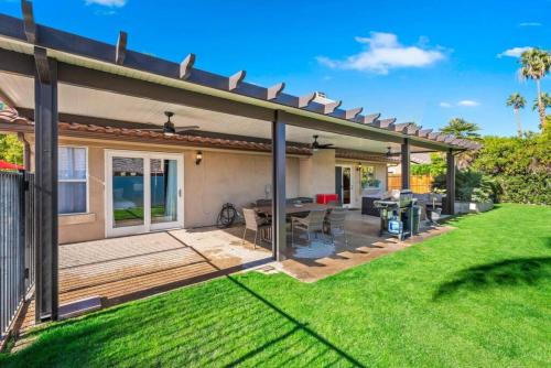 Palm Tree Inn Home With Gated Pool Perfect For Families in La Quinta, USA