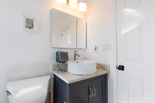 Urban Elegance: Trendy, Spacious Retreat with Parking in the Heart of the City in Washington, USA