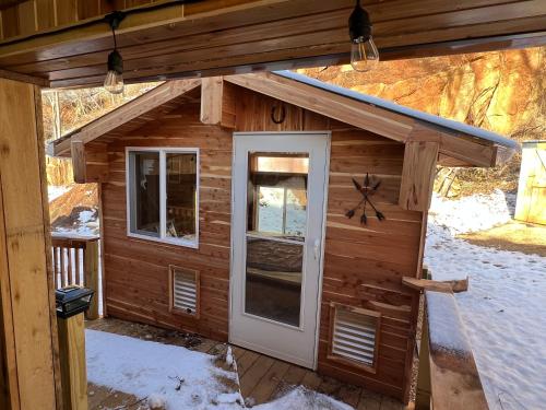 Jewel Branch Cabin in Erwin, USA