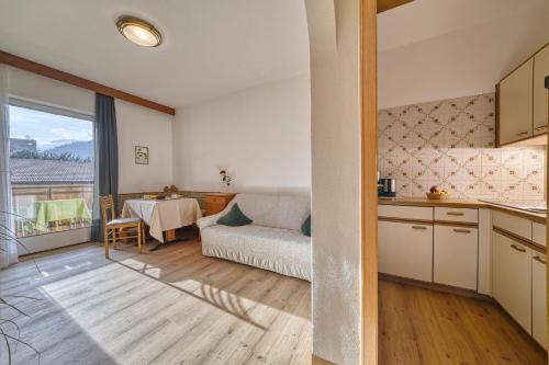 1 queen bed, 1 sofa bed