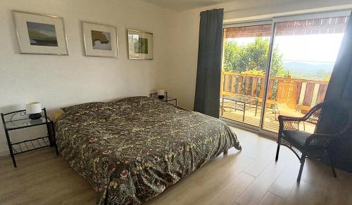 Chambre d'Hôtes Côté Glycine (Chambre d'Hotes Cote Glycine) in Saint-Marcel-d'Urfé