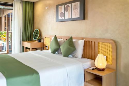 Deluxe Double Room with Balcony image 10