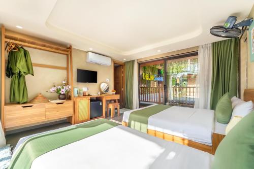 Triple Room with Pool View image 10