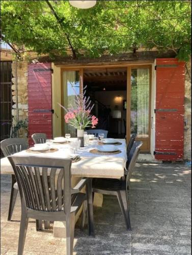 Iekārtas, Maison Provençale avec piscine en bord de ruisseau (Maison Provencale avec piscine en bord de ruisseau) in Lafare