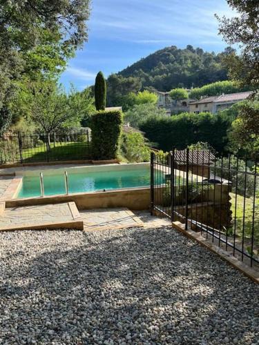 Maison Provençale avec piscine en bord de ruisseau (Maison Provencale avec piscine en bord de ruisseau) in Lafare