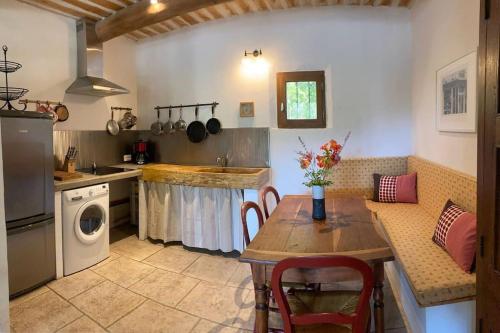 virtuve, Maison Provençale avec piscine en bord de ruisseau (Maison Provencale avec piscine en bord de ruisseau) in Lafare
