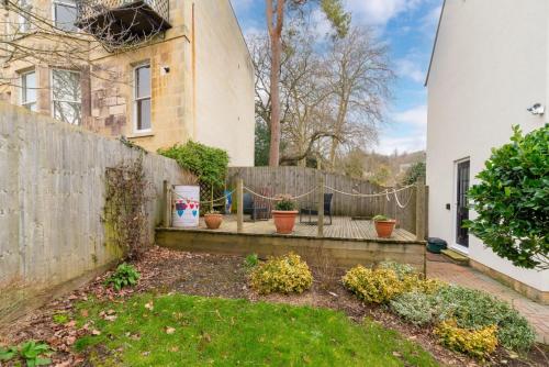 Near Major Attractions | Comfortable | TV, Bath (photo 10)