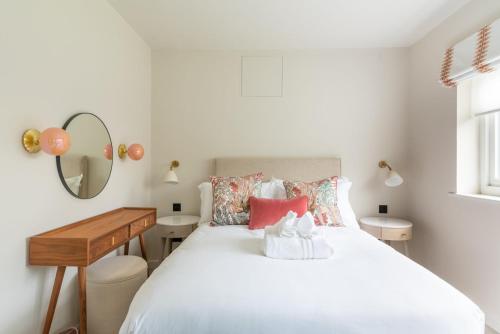 Near Major Attractions | Comfortable | TV, Bath (photo 4)