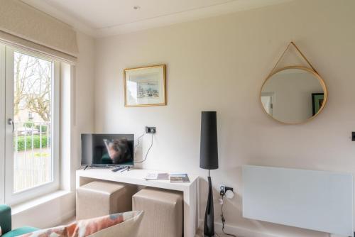 Near Major Attractions | Comfortable | TV, Bath (photo 8)
