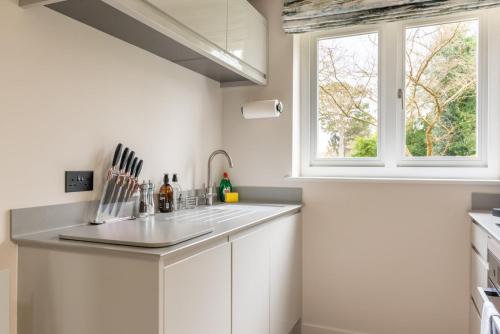 Near Major Attractions | Comfortable | TV, Bath (photo 9)