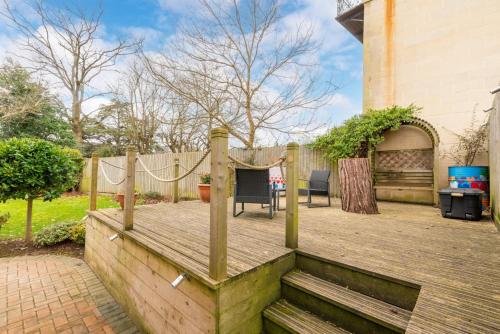 Near Major Attractions | Comfortable | TV, Bath (photo 5)