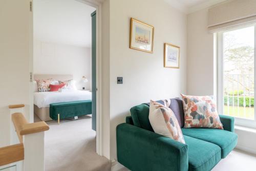 Near Major Attractions | Comfortable | TV, Bath (photo 7)