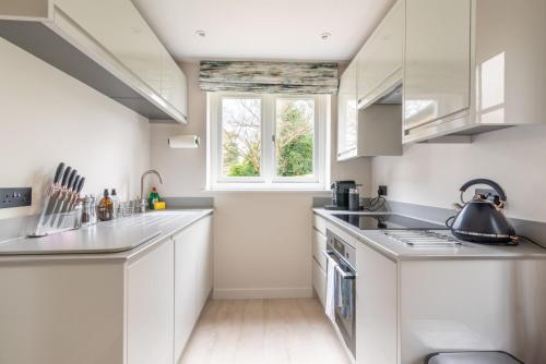 Near Major Attractions | Comfortable | TV, Bath (photo 3)