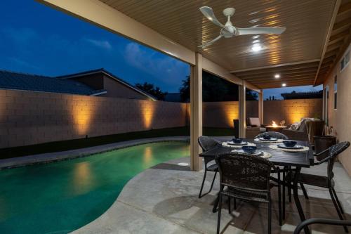 Desert Noir Modern Chic Pool Retreat in Indio, USA