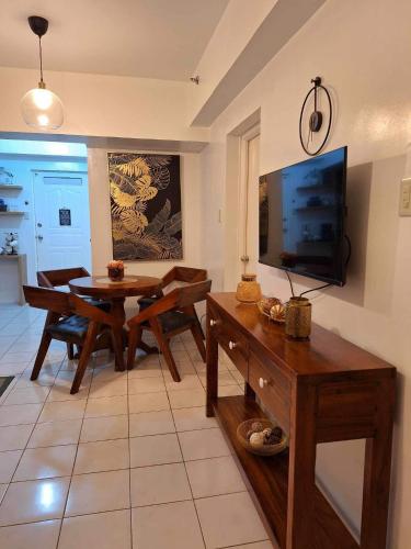 2BR Condo in Tagaytay I Lake View I Fast Wifi I Free Parking, Тагайтай (фото 10)