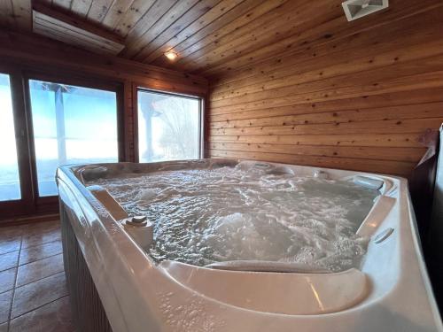 Elk House Hideaway with hot tub sauna & lakefront