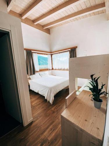 1 queen bed, 1 bunk bed
