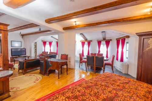 521737316 Etno selo Stanišići Hotel Pirg