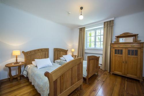 1 queen bed, 2 twin beds