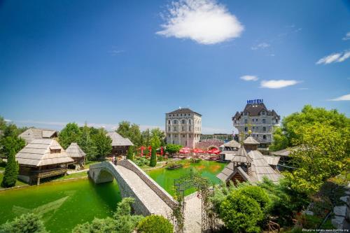 521737630 Etno selo Stanišići Hotel Pirg