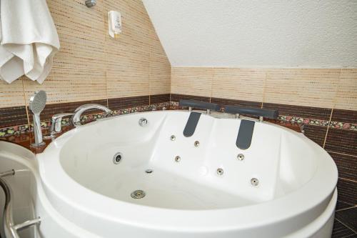 521738339 Etno selo Stanišići Hotel Pirg