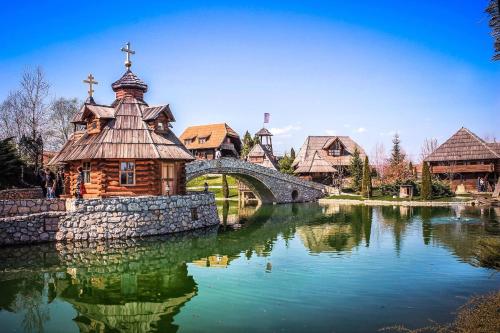 521743086 Etno selo Stanišići Hotel Pirg