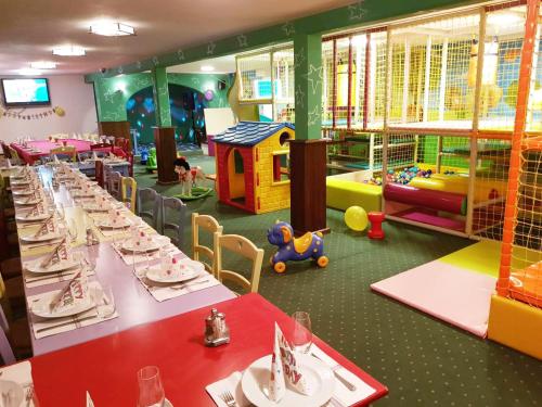 Etno selo Stanišići Hotel Pirg (Etno selo Stanisici Hotel Pirg) in Dvorovi