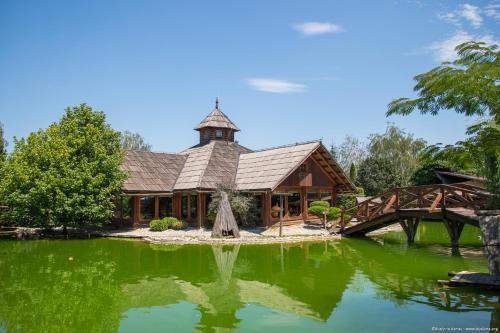 Etno selo Stanišići Hotel Pirg (Etno selo Stanisici Hotel Pirg) in Dvorovi