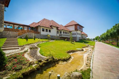 521743162 Etno selo Stanišići Hotel Pirg