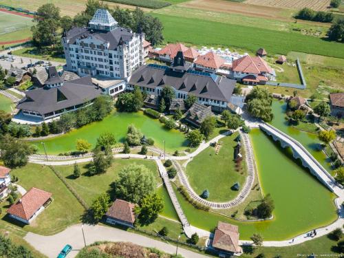 521743174 Etno selo Stanišići Hotel Pirg