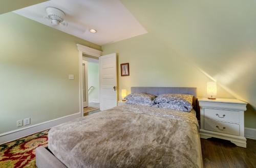 4 - 5 Bed Apt Victorian Beach House in Asbury Park in Asbury Park, USA