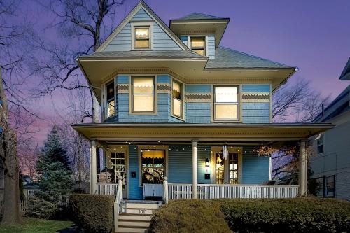 4 - 5 Bed Apt Victorian Beach House in Asbury Park in Asbury Park, USA