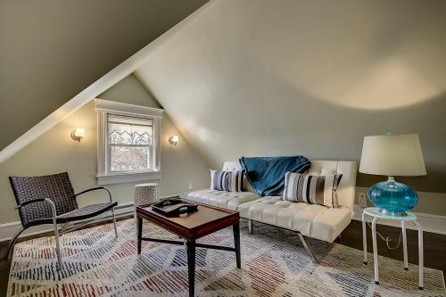 4 - 5 Bed Apt Victorian Beach House in Asbury Park in Asbury Park, USA