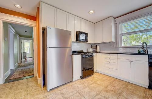 4 - 5 Bed Apt Victorian Beach House in Asbury Park in Asbury Park, USA