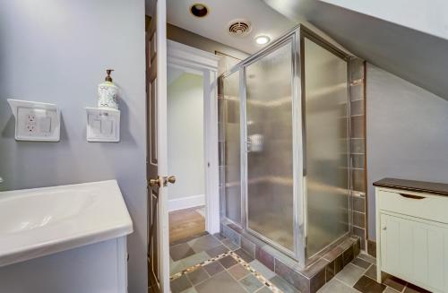 4 - 5 Bed Apt Victorian Beach House in Asbury Park in Asbury Park, USA
