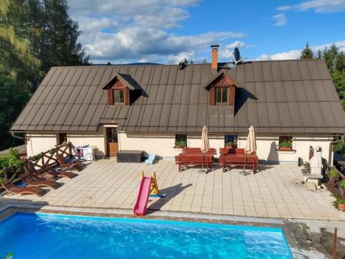 Ferienhaus am Waldrand mit Schwimmbad und Sauna