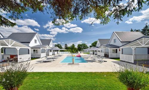 2 bedrooms, 6 beds
